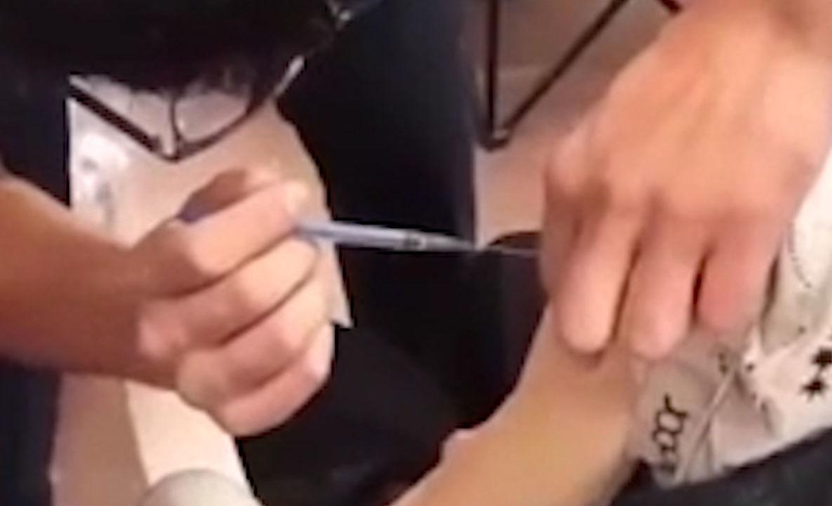 دانشجوی پزشکی با تزریق اشتباه واکسن کرونا به پیرزن 90 ساله جنجالی شد! + ویدئو